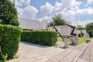 Selanik, Yunanistan - 9 Eylül 2023: MOMus Çağdaş Müzesine Giriş, Selanik Metropolitan Görsel Sanatlar Örgütü HELEXPO bünyesinde yer aldı.