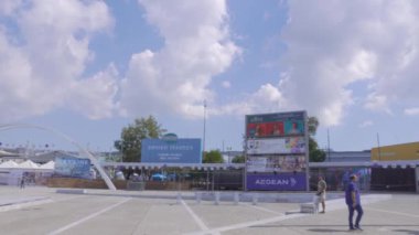 Selanik, Yunanistan - 9 Eylül 2023: 87. Uluslararası TIF fuarına giriş 09-17 Eylül 2023 tarihleri arasında pankartlarla gerçekleşti. Bulgaristan bu yılın onur ülkesi oldu.