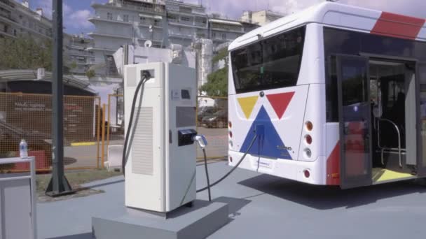 希腊塞萨洛尼基 2023年9月9日 塞萨洛尼基公共交通零排放Yutong E12电动汽车由Oasth插头收费在国际博览会上展出 — 图库视频影像