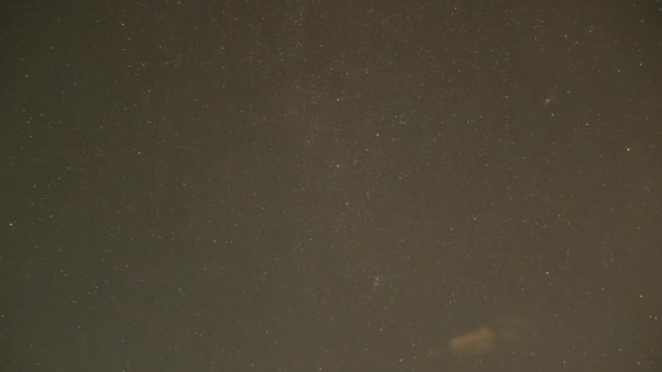 Gerçek Gece Yıldızları Kayan Yıldızlar Dağınık Bulutlar Ile Galaksiyi Hızlandırır — Stok video