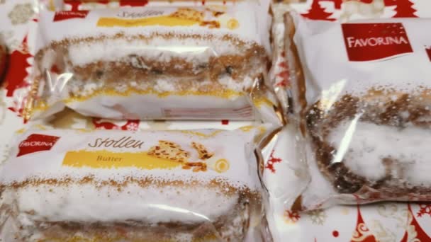 希腊塞萨洛尼基 2023年10月12日 潘在圣诞佳节期间享用的甜食 包括煎饼 德国草莓饼 巧克力松露和脆脆饼干 — 图库视频影像