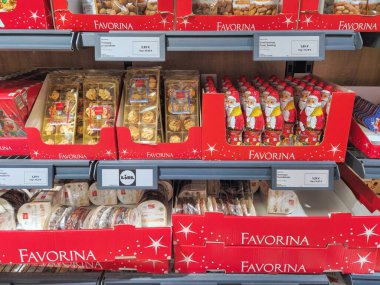 Selanik, Yunanistan - 6 Ekim 2023: Noel süpermarket festivali Favorina avro fiyatlarıyla Lidl süpermarketinde tatlı sergileniyor.