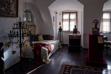 Bran, Romanya - 01 Kasım 2023: Bran Drakula Şatosu Transilvanya iç dekorasyonu.