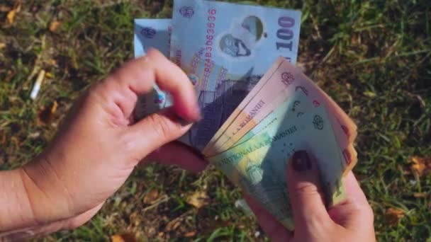Жіноча Рука Підрахунку Румунських Леїв Код Ron Грошові Банкноти Номіналом — стокове відео
