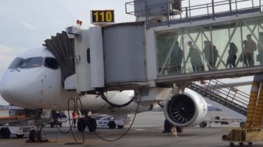 Bükreş, Romanya - 3 Kasım 2023: Henri Coanda Otopeni Uluslararası Havalimanı 'nda geçit ve uçağı bağlayan Jetway Yolcu Köprüsü' nde yürüyen kalabalık.