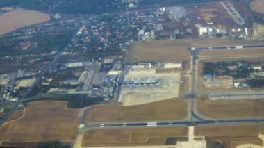 Henri Coanda Otopeni Uluslararası havalimanı pist ve Romanya 'nın Bükreş kentinden havalandıktan sonra parkedilen uçaklar manzaralı.