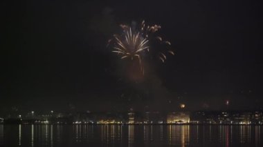 Geceleri geniş yerleşim alanlarının üzerinde havai fişek gösterisi. Yunanistan 'ın Selanik kentinde yeni yıl arifesi havai fişekleri kentin rıhtımından görüldü.