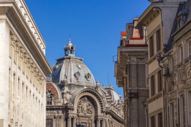 Romanya 'nın Bükreş kentinde mavi gökyüzü altında Ticaret ve Sanayi Odası.