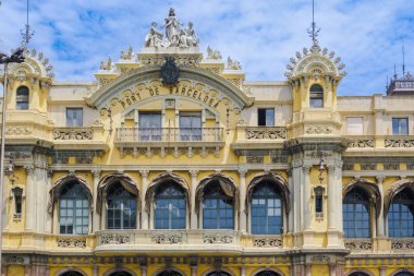 Barcelona, Katalonya 'da bulunan Junta d' Obres del Port adlı Liman İşletmeleri Tarihi Binası cephesi.