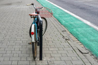Bratislava, Slovakya 'da bir bisiklet yolunun yanındaki kaldırımda biraz çürümüş bir bisiklet parkı..