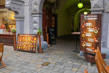 Bratislava, Slovakya - 13 Nisan 2019: Slovakya 'daki bir restoranın dışında yapılan açıklamalarla birlikte yerel yemek menüsü haritası.