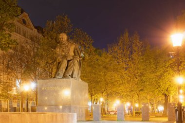 Bratislava, Slovakya 13 Nisan 2019: Pavol Orszagh Hviezdoslav Slovak şair ve Çekoslovak parlamentosunun bir parktaki anıtı.