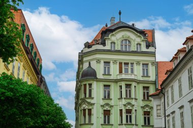 Bratislava, Slovakya 'nın merkezinde bulutlu mavi gökyüzüne karşı canlı renklere sahip tarihi alçak binalar.