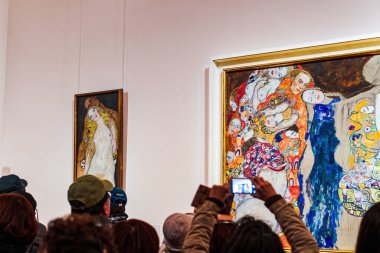 Viyana, Avusturya - 14 Nisan 2019: Gustav Klimt, Adem, Havva ve La Mariee 'nin ünlü tablolarına hayranlık duyan kalabalık - Gelin Belvedere Müzesi' nde sergileniyor.