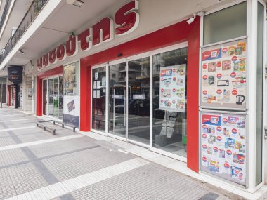 Selanik, Yunanistan - 10 Mart 2024: Yunan Super Market Masoutis logolu dış görünüş. Helenik gıda ve ev eşyaları mağaza zinciri cephesi.