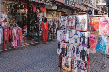 Xanthi, Yunanistan - 9 Mart 2019: mağaza şapkaları, karnaval maskeleri ve vitrin vitrinleri satışı.