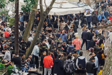 Xanthi, Yunanistan - 9 Mart 2019: Karnaval sırasında kalabalık açık tablolarda oturup yemek veya içki içti.
