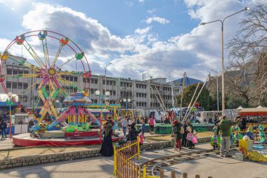 Xanthi, Yunanistan - 29 Şubat 2020: Yunanistan 'ın Xanthi kentinde düzenlenen karnavalda kalabalıkla birlikte bir lunaparkta çok renkli kamaralı Luna Park Dönme Dolabı.
