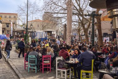 Xanthi, Yunanistan - 9 Mart 2019: Karnaval sırasında kalabalık açık tablolarda oturup yemek veya içki içti.