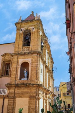 Agrigento, İtalya Bakire Meryem heykeli ve mavi gökyüzü bulutlu çan kulesiyle Meryem Ana 'nın Meryem Ana Bazilikası.