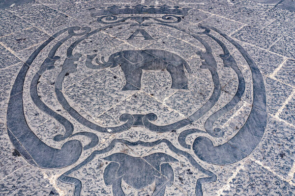 Логотип слона на мраморной тротуаре на площади Дуомо возле Палаццо дельи Элефанти в Катании, Сицилия, Италия.