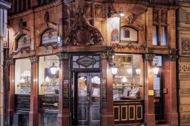 Manchester, İngiltere - 20 Şubat 2020: Bay Thomas Chop House eski tarihi konfor lokantası cephesi.