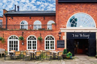 Manchester, İngiltere - 22 Şubat 2020: Castlefield bölgesindeki Wharf Bar cephesi.
