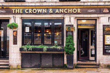 Manchester, İngiltere - 20 Şubat 2020: The Crown and Anchor pub cephede, Joseph Holt Bira Fabrikası tarafından işletilen ev yapımı bira ve konfor yemekleri.
