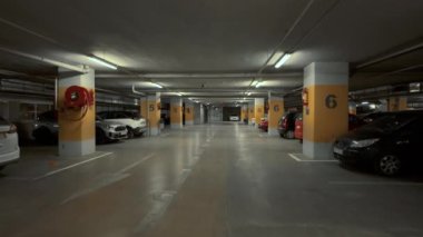 Selanik, Yunanistan - 19 Nisan 2024: One Selonica Alışveriş Merkezi içinde yürüyen yer altı otoparkı.