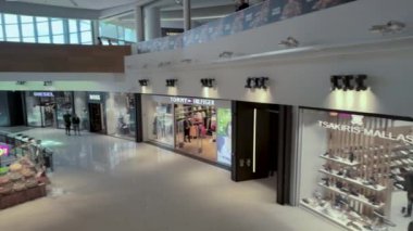 Selanik, Yunanistan - 19 Nisan 2024: Tommy Hilfiger ve Levis 'in de aralarında bulunduğu bir Selanik Alışveriş Merkezi İçişleri POV.