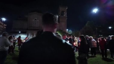 Selanik, Yunanistan - 5 Mayıs 2024: Pascha adı verilen Pascha 'da, İsa' nın dirilişini kutlayan Hıristiyan Ortodoks Kilisesi 'nin önünde mumlar tutan kalabalık. 