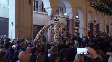 Selanik, Yunanistan - 03 Mayıs 2024: İyi Cuma Ortodoks Paskalya Geçidi. Epitafios 'un şehir merkezinin sokaklarında çiçeklerle süslenmiş anma törenine katılanlar.