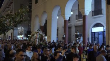 Selanik, Yunanistan - 03 Mayıs 2024: İyi Cuma Ortodoks Paskalya Geçidi. Epitafios 'un şehir merkezinin sokaklarında çiçeklerle süslenmiş anma törenine katılanlar.