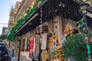 Kefalonia, Yunanistan - 7 Temmuz 2021: İyon Adası yerel hediye mağazası cephesi Argostoli Town 'da.