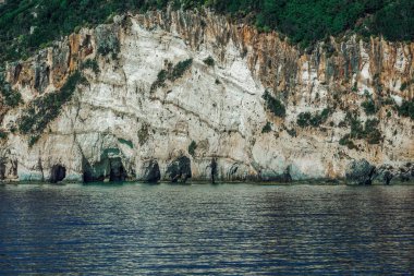 Zakynthos İyon Adası 'nda denize uzanan kayalık bir tepede doğal mağara oluşumu.