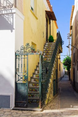 İtalya 'nın Capri Adası' nda boyanmış çiçek desenli merdivenli Anacapri evi..