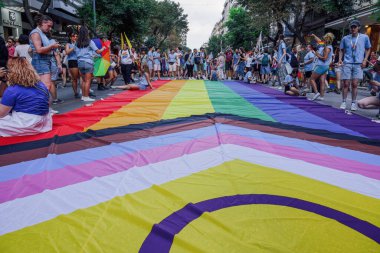 Selanik, Yunanistan - 29 Haziran 2024: EuroPride 2024 Geçit Töreni katılımcıları.