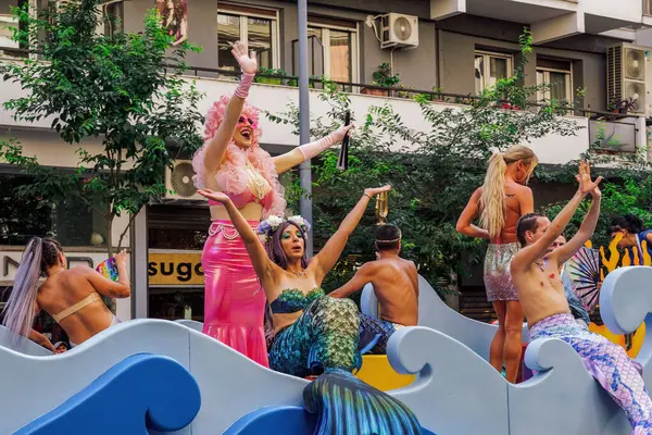Selanik, Yunanistan - 29 Haziran 2024: EuroPride 2024 Geçit Töreni katılımcıları.