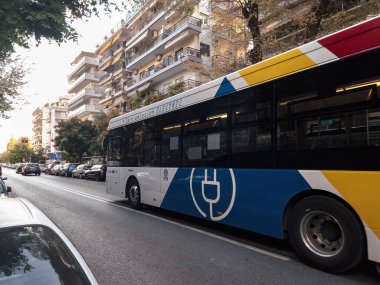 Selanik, Yunanistan - 10 Ağustos 2024: Şehir sokaklarında OASTH tarafından işletilen toplu taşıma sıfır emisyonlu Yutong E12 elektrik prizi otobüsü.