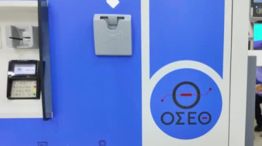 Selanik Yunanistan - 7 Eylül 2024: 88. şehir Uluslararası Fuarı 'nda sergilenen, TheTA' nın kentteki toplu taşımacılıktan sorumlu otomotiv ve metro makinesi.