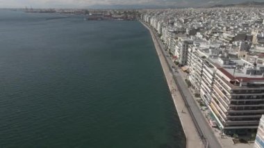 Selanik, Yunanistan - 30 Eylül 2020: Bisiklet yolu ve karayolu trafiği ile sahil şeridi boyunca Beyaz Kule 'ye uçuş.  
