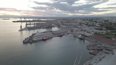 Selanik, Yunanistan 'ın batıya doğru ilerleyen şehir limanının akşam manzarası, ticari rıhtım etrafında daha büyük motorize vinçlerle.