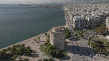 Selanik, Yunanistan - 30 Eylül 2020: Beyaz Kule 'den şehir limanına kadar deniz kenarı havası. Nikis Bulvarı 'ndaki sahil şeridi boyunca bisiklet ve yol trafiği ile uçuş..