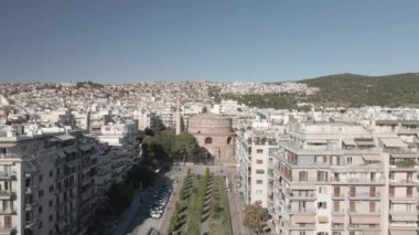 Yunanistan 'ın Selanik kentindeki Agios Georgios kilisesi olarak da bilinen 4. yüzyıl minareli Galerius Rotunda anıtının gündüz manzarası güneşli bir günde.