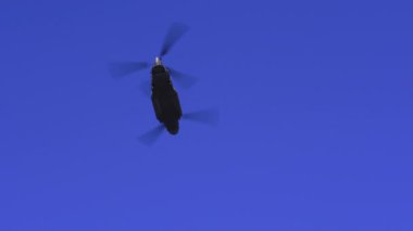 28 Ekim 'de düzenlenen Ulusal Oxi Günü geçit töreninde Boeing CH-47 Chinook çift motorlu Yunan Hava Kuvvetleri helikopteri havalandı..
