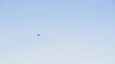 Selanik, Yunanistan Yunan Hava Kuvvetleri Erieye EMB-145 AWACS askeri uçağı açık mavi gökyüzünde uçuyor, hassasiyet ve güç gösterisi sergiliyor. 
