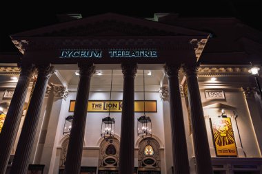 Londra, İngiltere - 29 Eylül 2024: Liseum tiyatro cephesinde geceleyin The Lion King müzik afişleri sergilenecek.