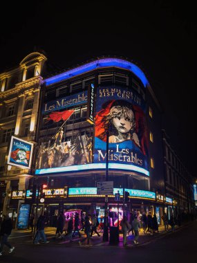 Londra, İngiltere - 29 Eylül 2024: Shaftesbury Caddesi 'nde Les Miserables' in yer aldığı Aydınlatılmış Sondheim Tiyatrosu.