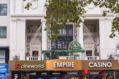 Londra, İngiltere - 29 Eylül 2024: Leicester Meydanı 'ndaki Empire Theater' ın Cineworld sineması ve Empire Casino Girişi dahil olmak üzere dış görüntüsü.