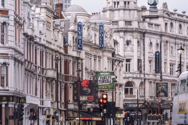 Londra, İngiltere - 29 Eylül 2024: Londra 'nın West End caddesine bakan tarihi tiyatro binaları canlı reklam panolarına sahip.